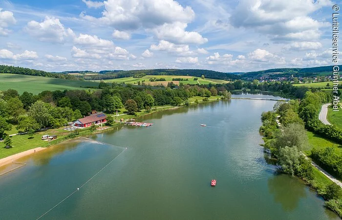 Hahnenkammsee mit Strandanlage