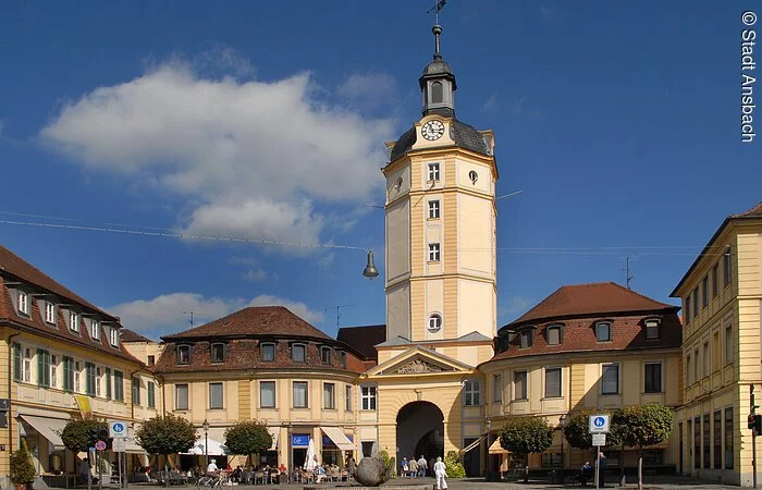 Stadtansichten Ansbach_Herrieder Tor mit Brunnen