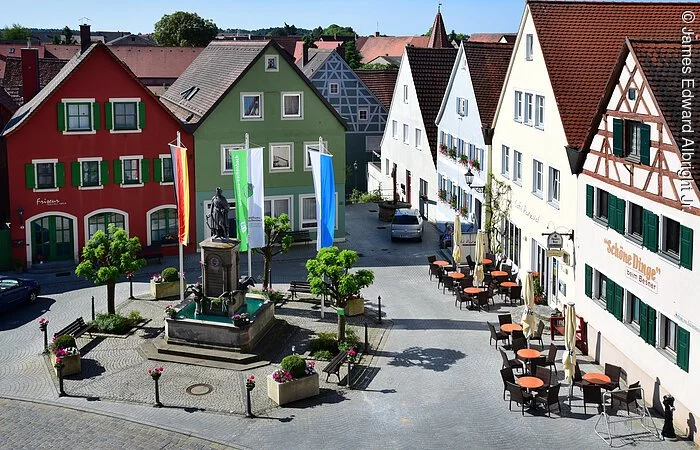 Wolframs-Denkmal und Café Parzival - Marktplatz von Wolframs-Eschenbach