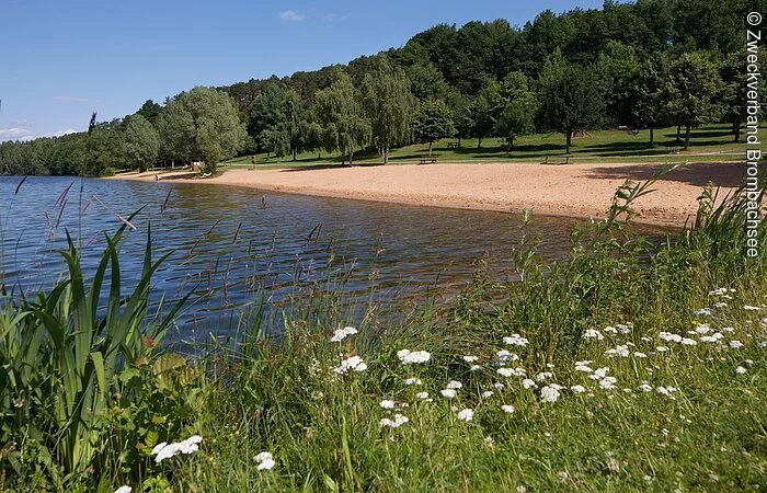 Badestrand an der Freizeitanlage Igelsbachsee inmitten der herrlichen Natur des Fränkischen Seenland