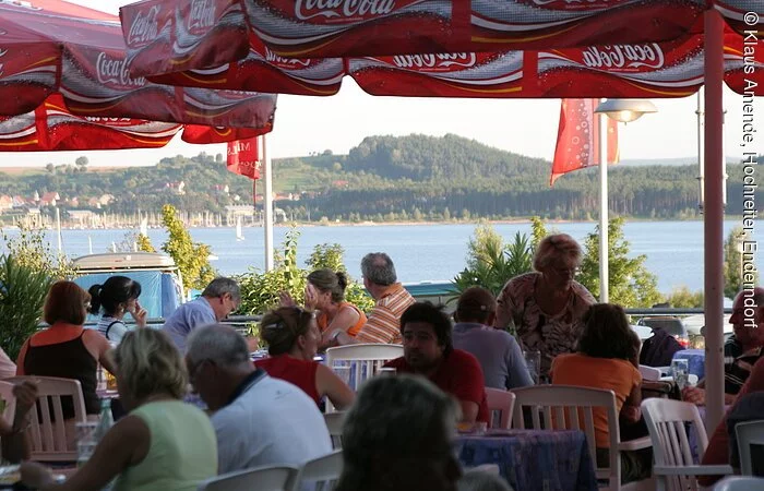 Blick vom barrierefreien Außenbereich des Cafe-Restaurants „Zum Hochreiter“ auf den Großen Brombachsee im Spalter Ortsteil Enderndorf