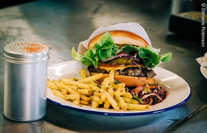 Burger mit Pommes