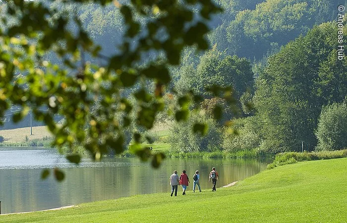 Wandern am Hahnenkammsee