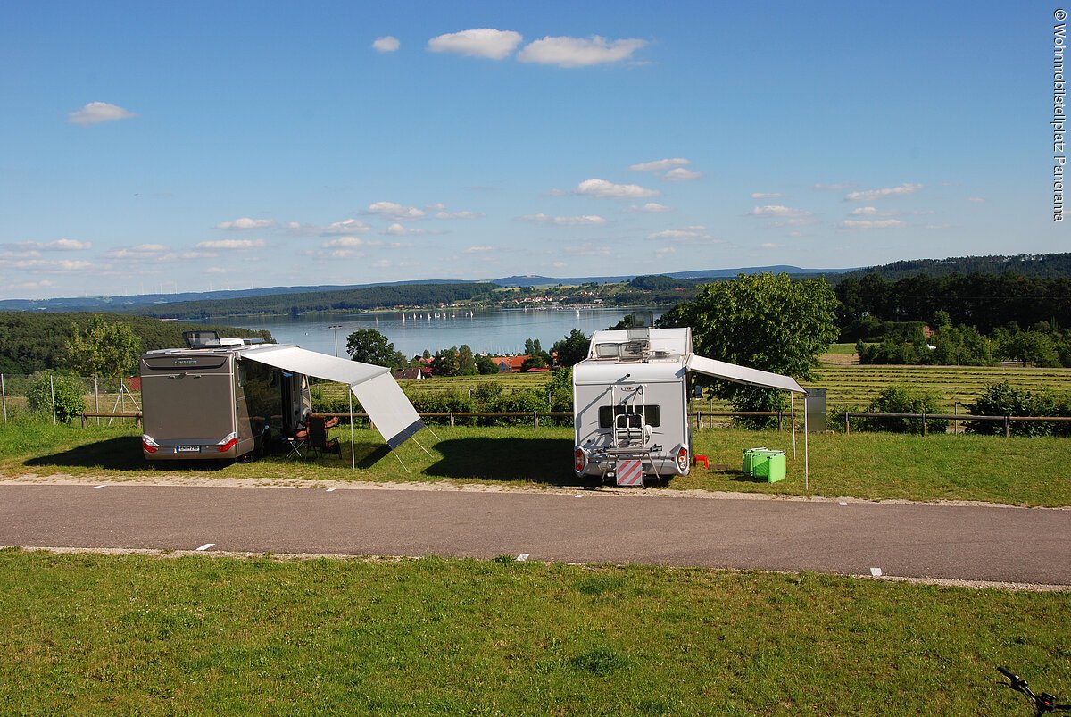 Wohnmobilstellplatz mit Seeblick