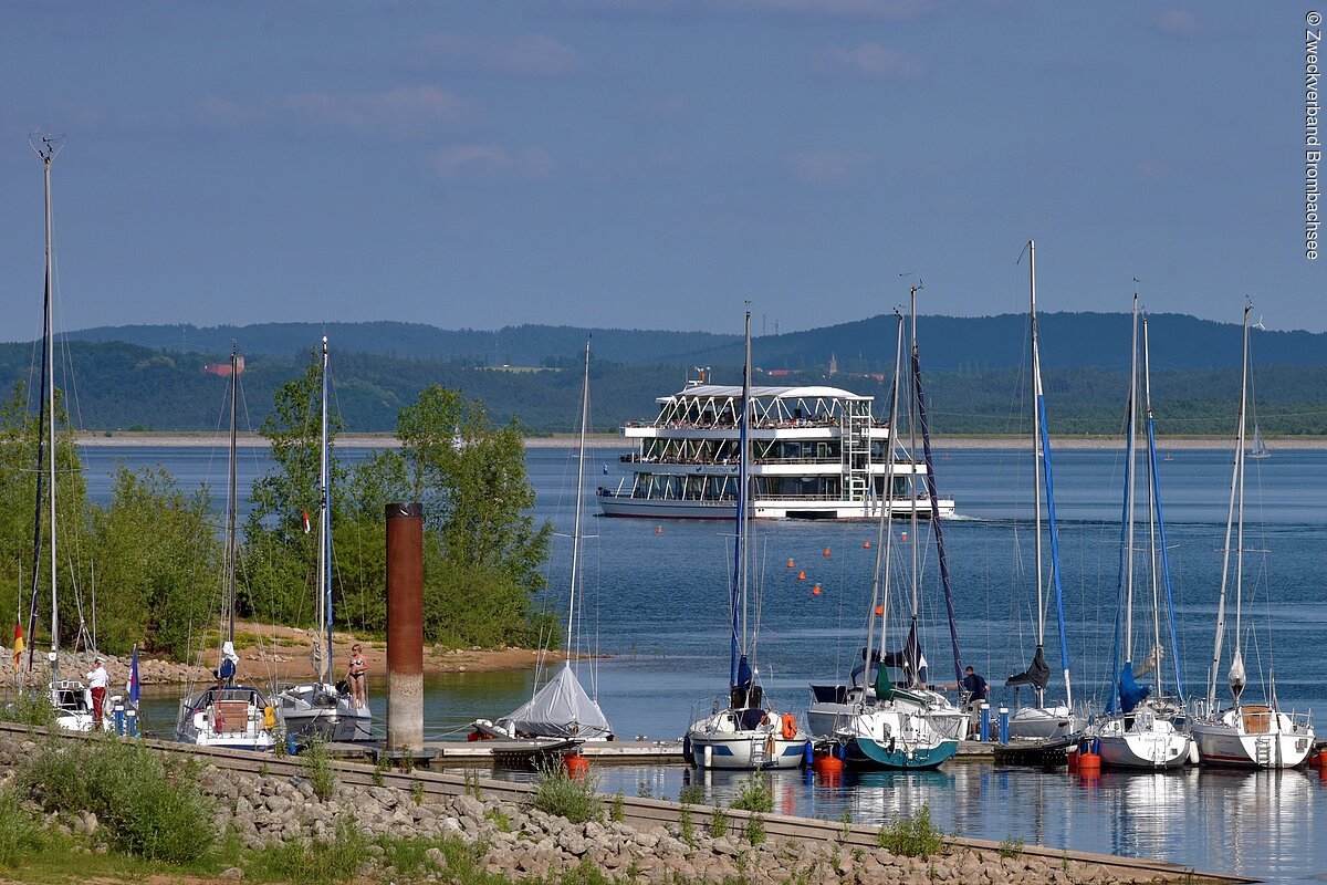 Blick von Absberg-Seespitz auf den Großen Brombachsee, die MS Brombachsee sowie den Absberger Segelhafen