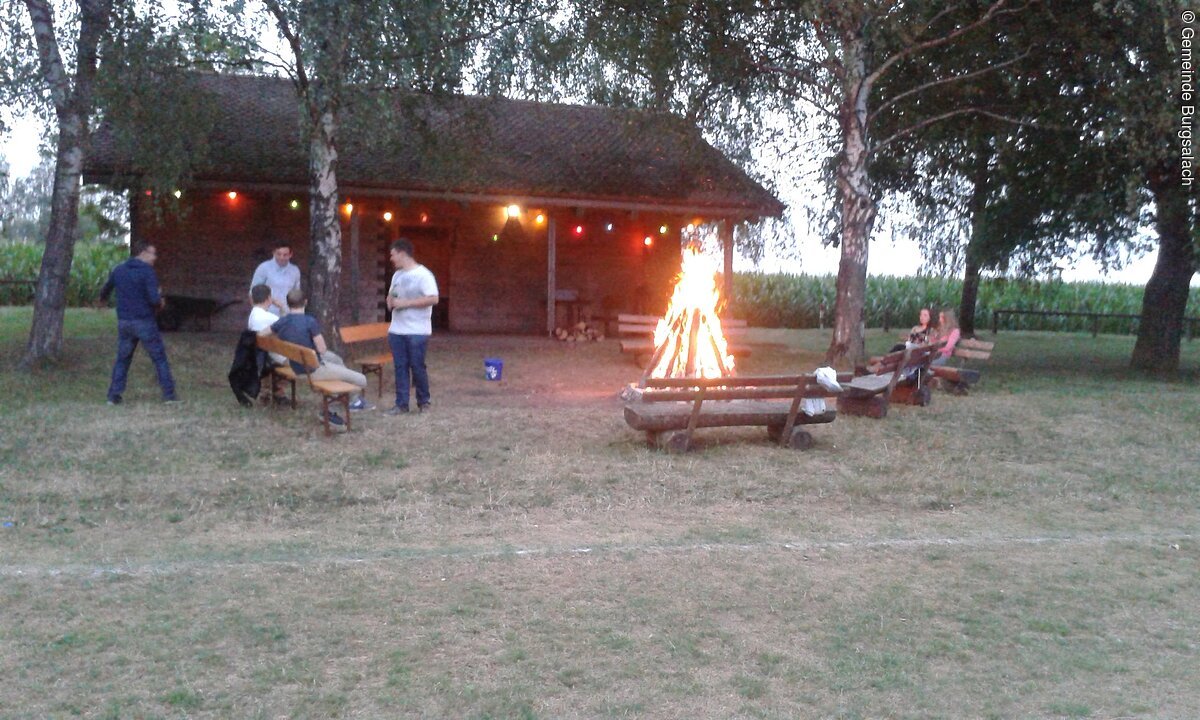 Grillhütte am Sportplatz Burgsalach