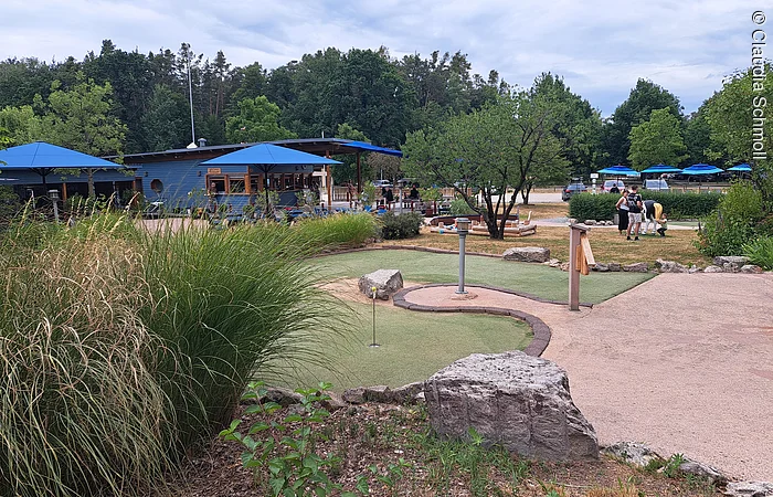 Minigolf spielen im Erlebnisdorf Brombachsee