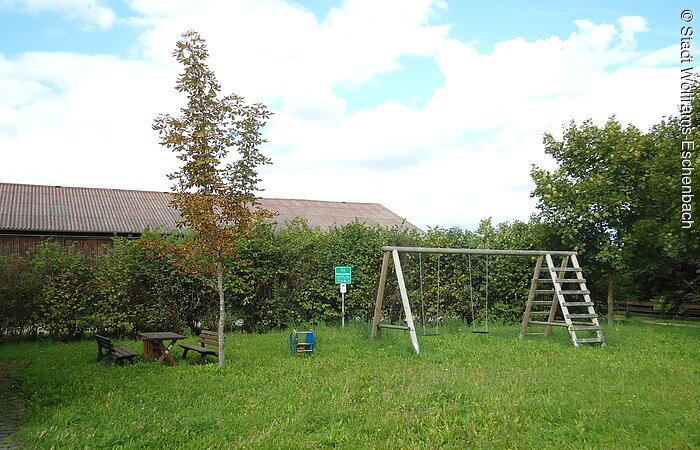 mit Schaukel mit Klettergerüst, Federtier und Sitzmöglichkeit