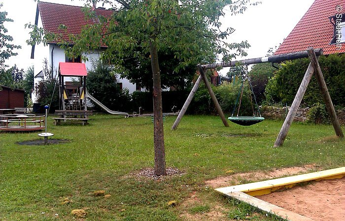 An verschiedenen Geräten können sich Kinder am Spielplatz Roth-Pruppach austoben.