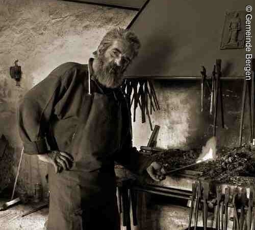 Schmiedemeister Der Schmiedemeister bei der Arbeit in der Hammerschmiede Thalmannsfeld in der Nähe von Bergen.