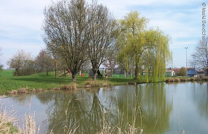 Ein Spielplatz am Landschaftsweiher in Markt-Berolzheim