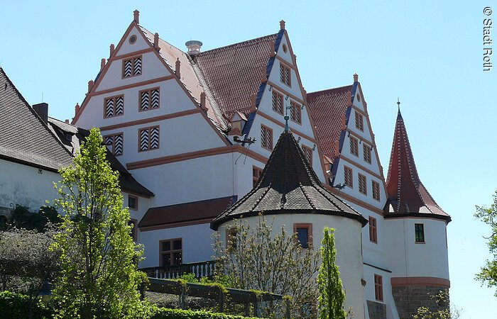 Blick auf das Schloss Ratibor in Roth mit grünen Hecken im Vordergrund.