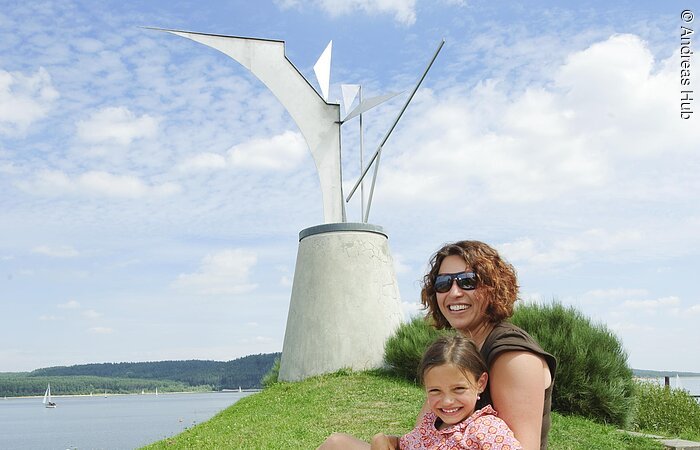 Ein Mutter und ihr Kind picknicken im Vordergrund des Phoenix in Ramsberg.