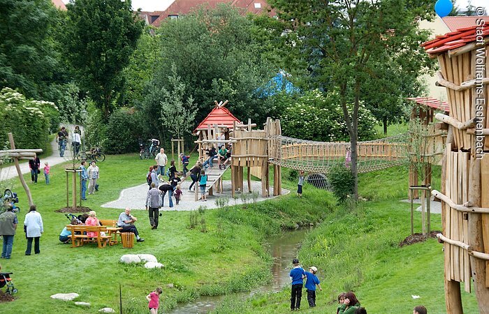 mit Seilbrücke und Burganlage