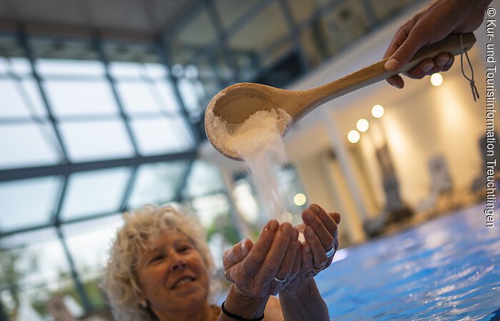 Gast bekommt Salz auf seine Hände gestreut. Gast bekommt Salz auf seine Hände gestreut.