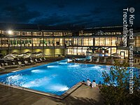 beleuchtetes Außenbecken der Therme bei Nacht beleuchtetes Außenbecken der Therme bei Nacht