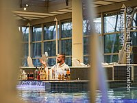 Barkeeper steht in der Wasserbar Barkeeper steht in der Wasserbar