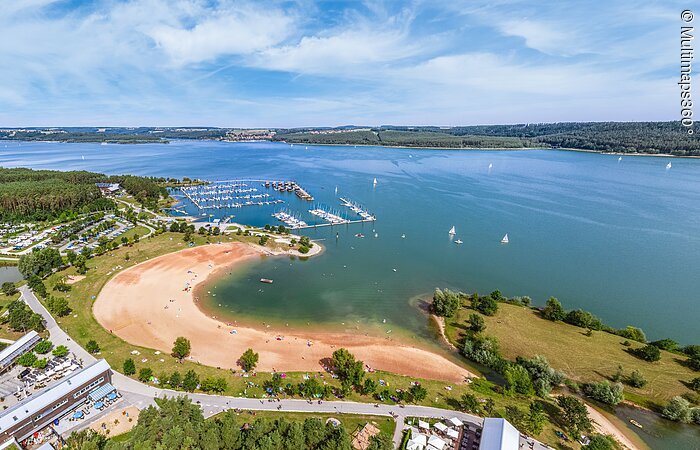 Luftbild vom Seezentrum in Ramsberg. Brombachsee mit Sandstrand, grünen Wiesen und Bäumen.
