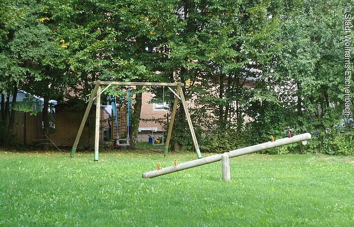 mit Wippe und Schaukel