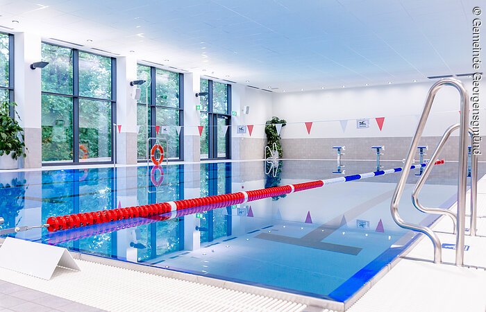 mit Hubboden und Nichtschwimmerbereich