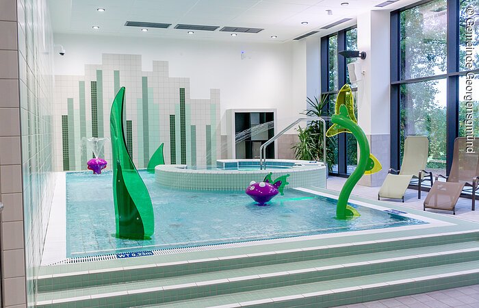 Kinderbecken mit Wasserspielgeräten und Whirlpool, Liege- und Ruhebereich