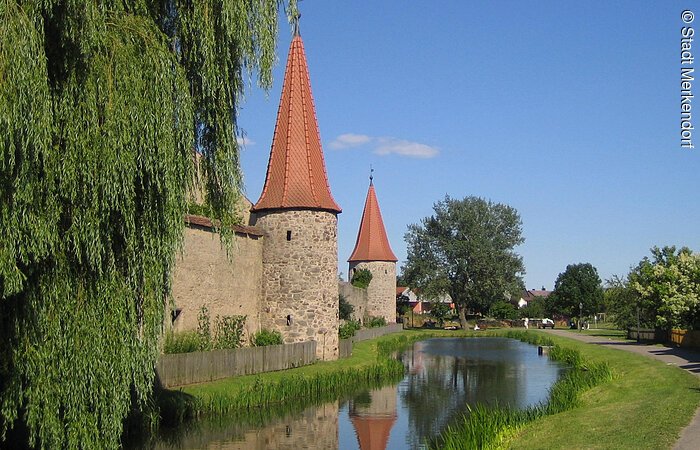 Die Stadtmauer von Merkendorf mit Turm und Stadtgraben.