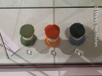 Pinselhaarbüschel in grün, rot und blau im Bechhofer Pinsel- und Bürstenmuseum.