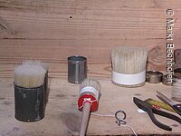 Teile und Werkzeuge zur Zusammensetzung eines kompletten Pinsels- im Bechhofer Pinsel- und Bürstenmuseum.