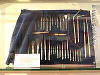 Ausgestellte Pinsel in einem Glastisch im Bechhofer Pinsel- und Bürstenmuseum.