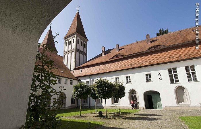 Innenhof der Klosteranlage Heidenheim mit Blick auf die Türme des Münsters
