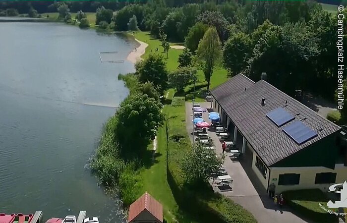 Der Hahnenkammsee bietet Ruhe und Erholung im Biergarten