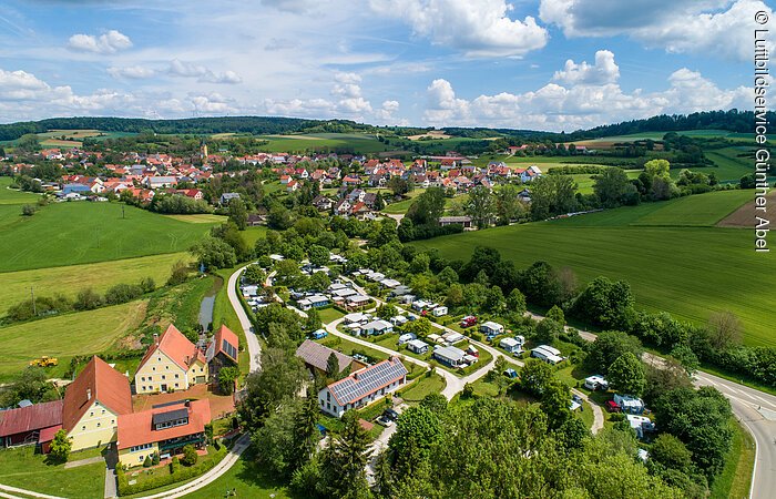 Flugbild mit Sicht von Norden auf den Campingplatz Hasenmühle und den Ort Hechlingen am See