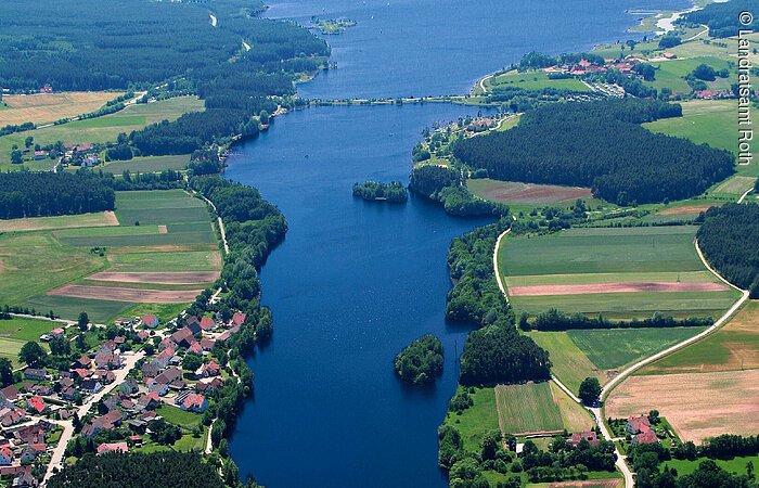 Panoramablick auf die nord- östliche Seite des Rothsees mit den Wäldern, Wiesen und Dörfern.