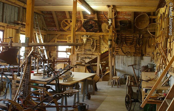 Weitere Maschinen und Werkzeuge von früher.