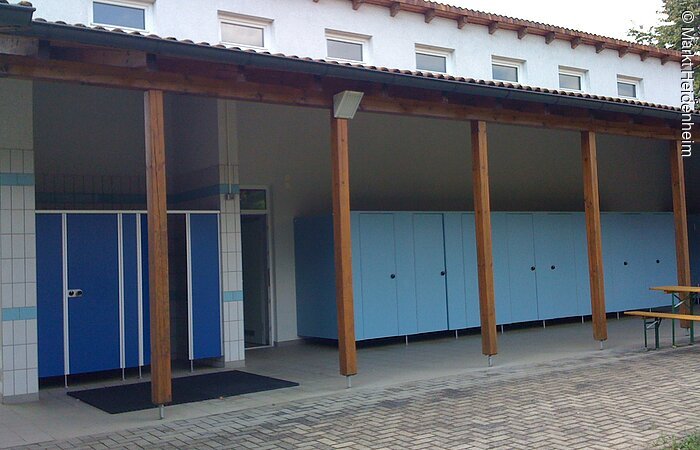 Die Umkleidekabinen im Heidenheimer Freibad.