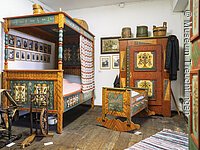 Leben und Arbeiten im 19. Jh. Schlafzimmer Museum Treuchtlingen: Blick in die Abteilung Leben und Arbeiten im 19. Jahrhundert-Schlafzimmereinrichtung aus dem 19. Jahrhundert.; Raum wurde nach den Vorstellung des Museumsgründers Josef Lidl belassen.