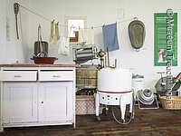 Leben im 20. Jahrhundert Ausstellung Wäsche Blick in die Abteilung Leben im 20. Jahrhundert der Dauerausstellung; Zu sehen sind Exponate aus dem Bereicht „Wäsche waschen wie Früher“
