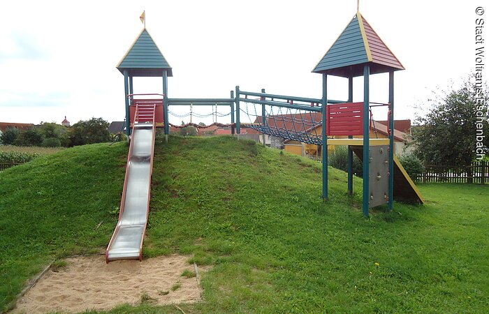 mit Spielanlage mit Rutsche zum Toben und Klettern