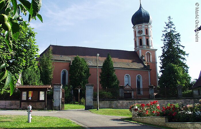 Sicht auf die St. Michael Kirche in Gnotzheim.