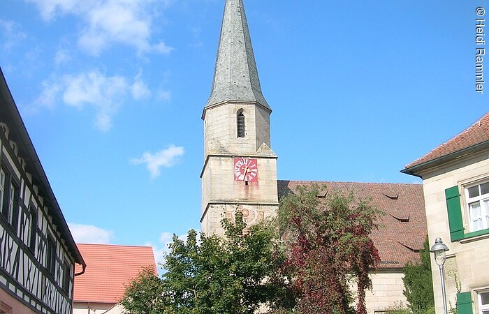 Ansicht auf die Evangelische Pfarrkirche in  Kalbensteinberg.