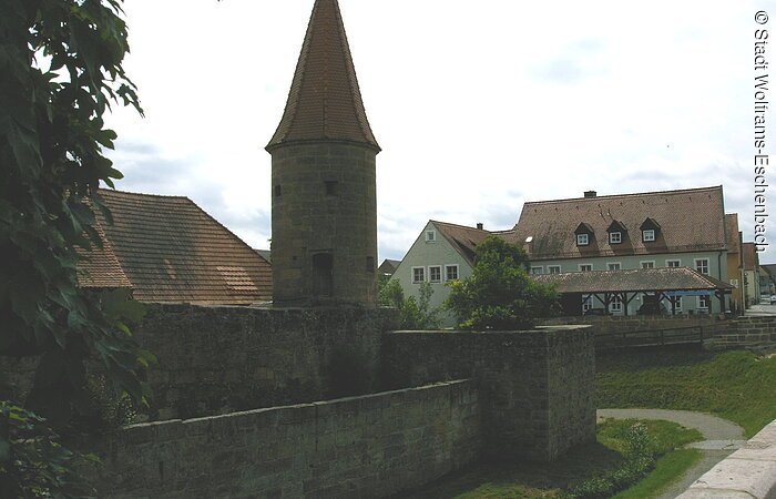 Befestigungsmauer Die Stadtmauer mit Turm von Wolframs- Eschenbach.