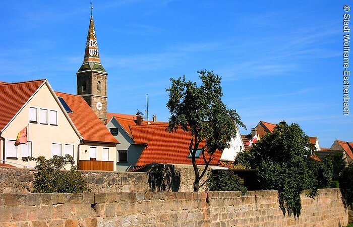 Von Außen Beim Blick über die Stadtbefestigung Wolframs-Eschenbachs kann man den Kirchturm sehen.