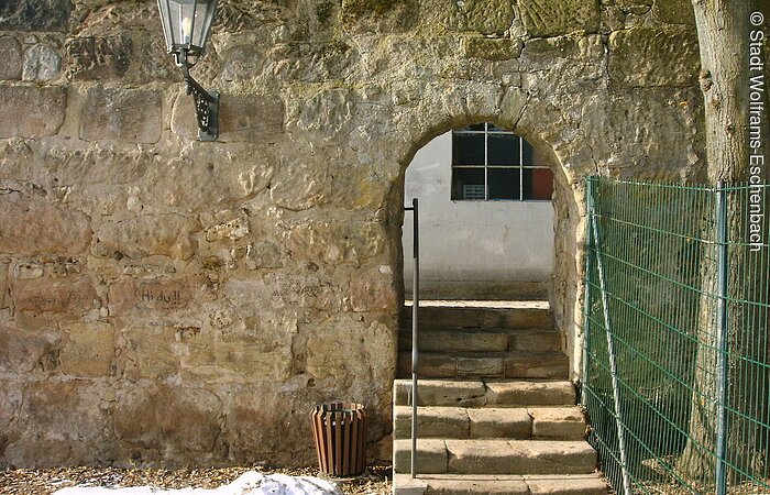Ein kleiner Durchgang Für Fußgänger gibt es in der Wolframs- Eschenbacher Stadtmauer einen kleinen Durchgang.