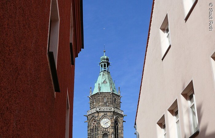 Kirchturm Roth Sicht auf den Kirchturm der Evangelischen Stadtpfarrkirche in Roth. Der Turm enthält romantische Elemente.