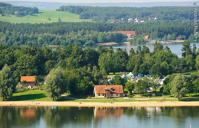 Aussicht auf den familienfreundlichen Badestrand an der Nordseite der Badehalbinsel Absberg am Kleinen Brombachsee.