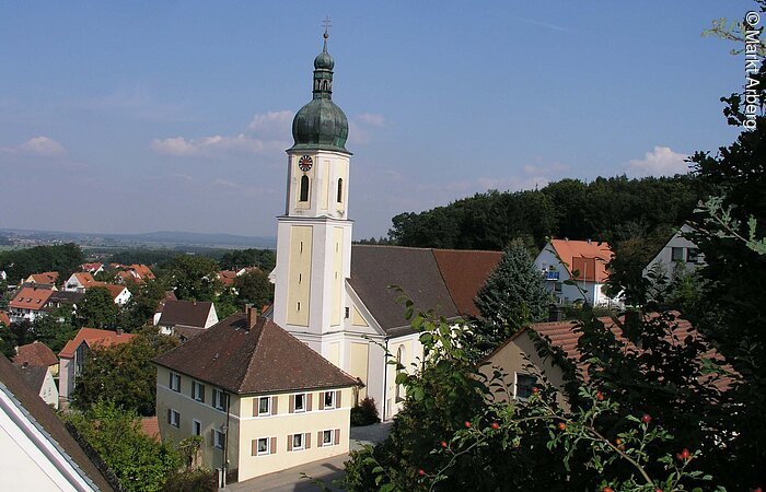 Ansicht auf die St. Blasius Pfarrkirche in Arberg.