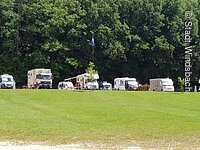 Wohnmobile auf dem Wohnmobilstellplatz Waldstrandbad Windsbach