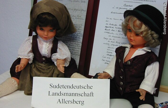 mit dem Schild "Sudetendeutsche Landsmannschaft Allersberg" in der Heimatstube Allersberg.