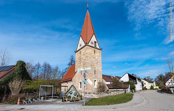 Katholische Kirche im Ortsteil Hofstetten mit dem geschmückten Osterbrunnen
