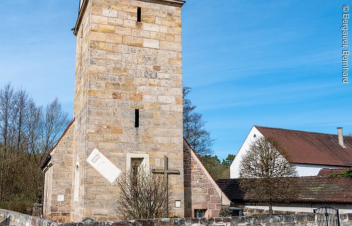 Katholische Kirche im Ortsteil Hofstetten, Ansicht Turm mit Friedhofsmauer